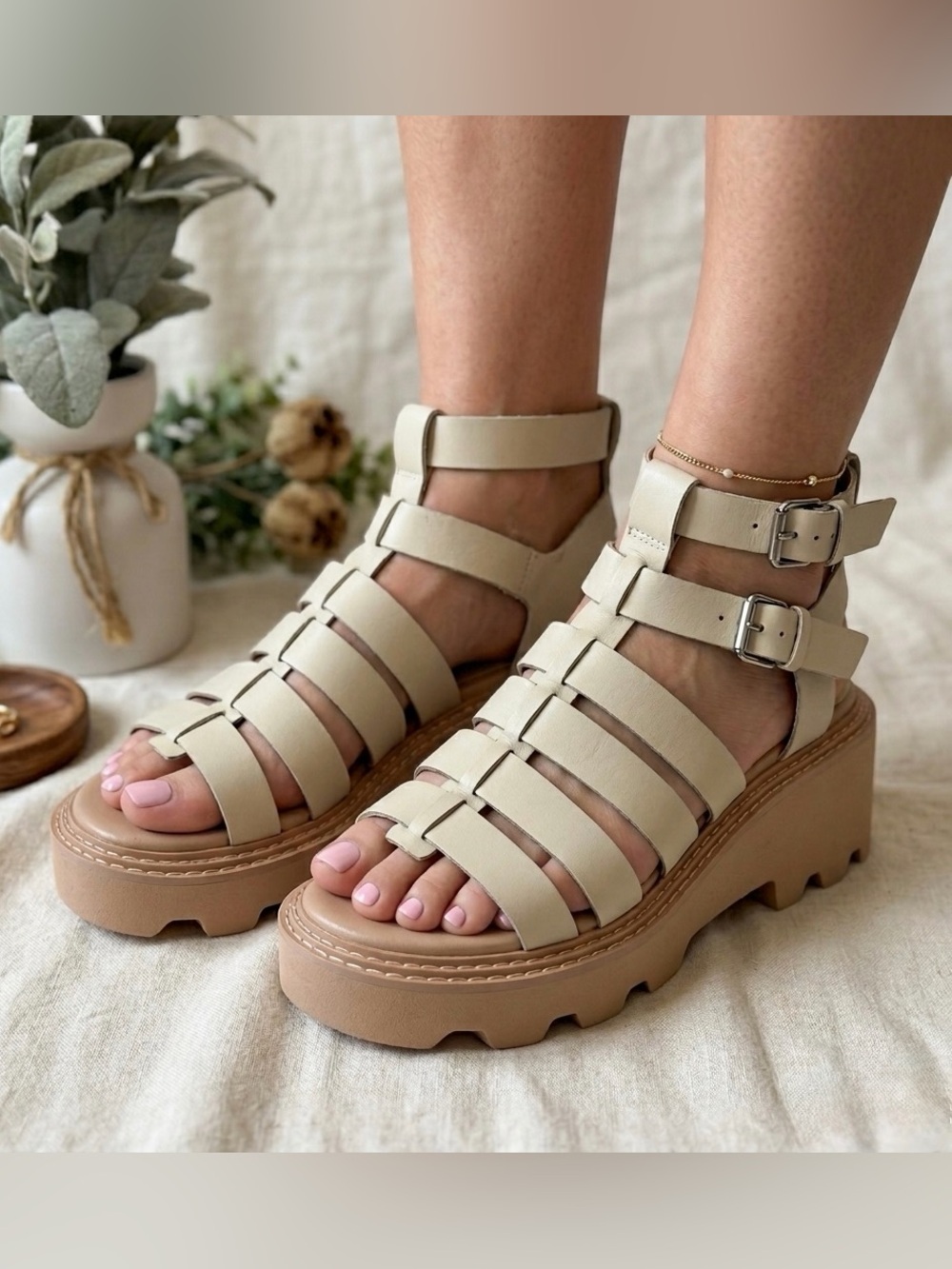 Dolce Vita Women’s Gladiator Platform Sandals Beige Chunky Heel Strappy Bucle